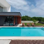 Amazing In Linjan With Wifi And 4 Bedrooms ヴィラ
