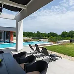 Amazing In Linjan With Wifi And 4 Bedrooms ヴィラ Ližnjan