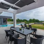 Amazing In Linjan With Wifi And 4 Bedrooms ヴィラ