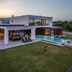 Amazing In Linjan With Wifi And 4 Bedrooms * Ližnjan