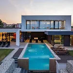 Amazing In Linjan With Wifi And 4 Bedrooms ヴィラ *