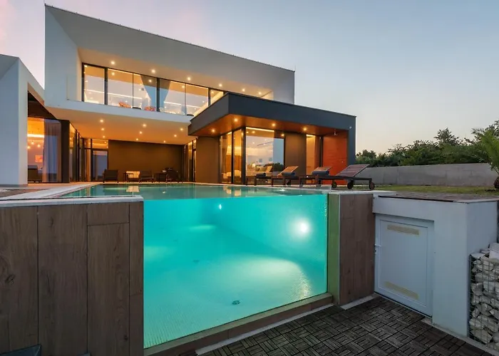 Vila Amazing In Linjan With Wifi And 4 Bedrooms Liznjan